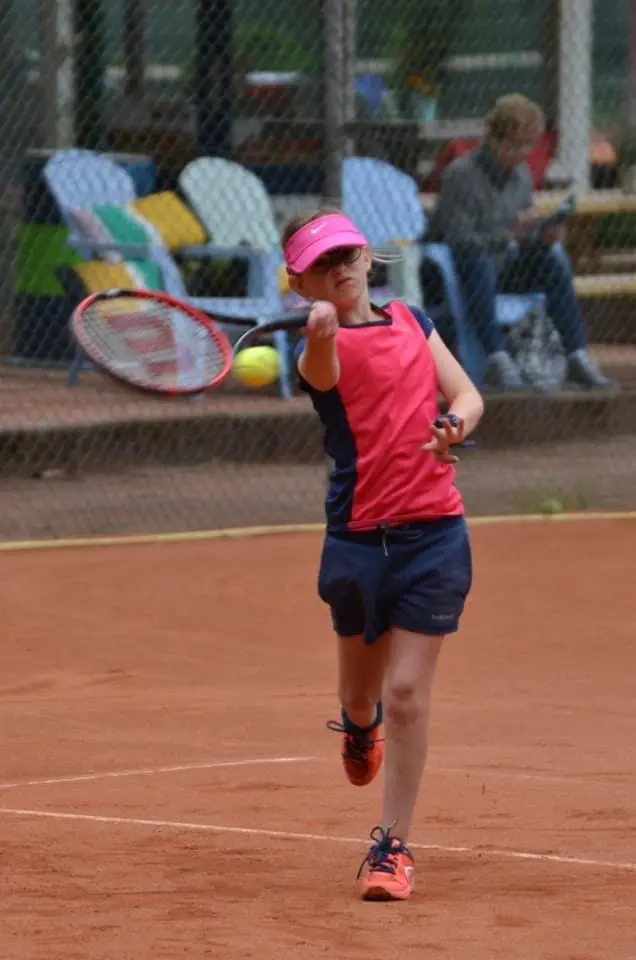 Jeugdtennis Loes.jpg